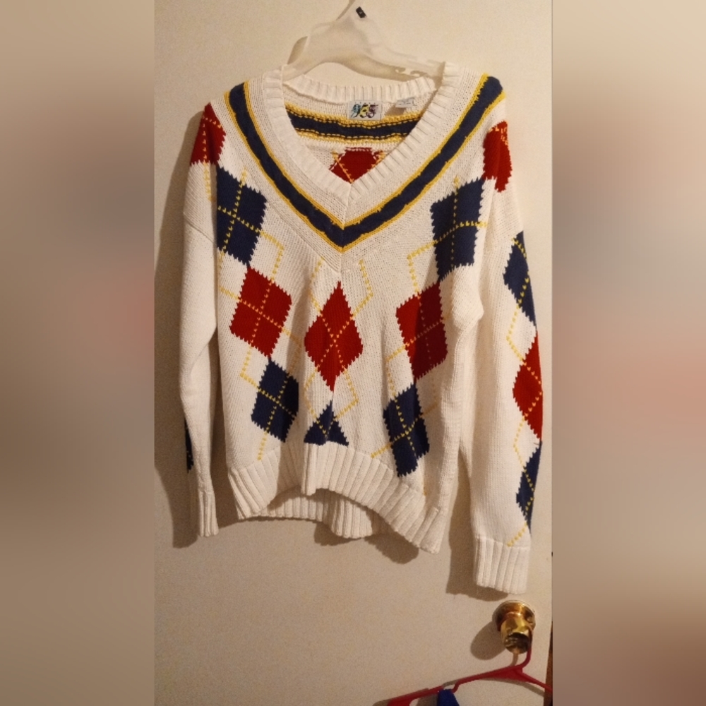 Vtg 90s Argyle Sweater size Medium (fits like large). Very clean. No snags etc.
